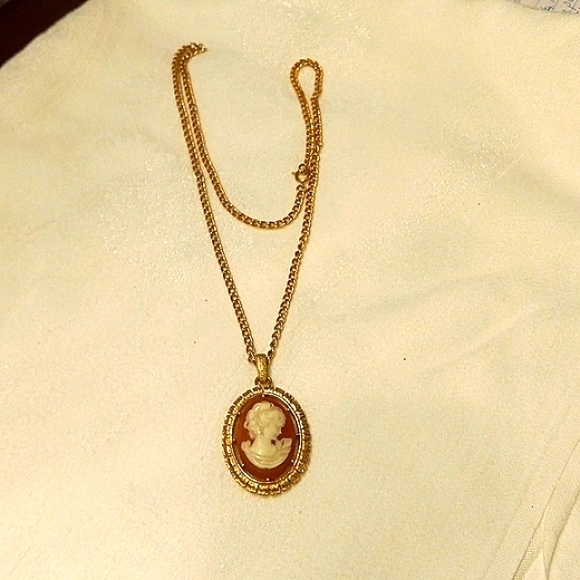 Vintage Avon Cameo Necklace - Picture 3 of 6